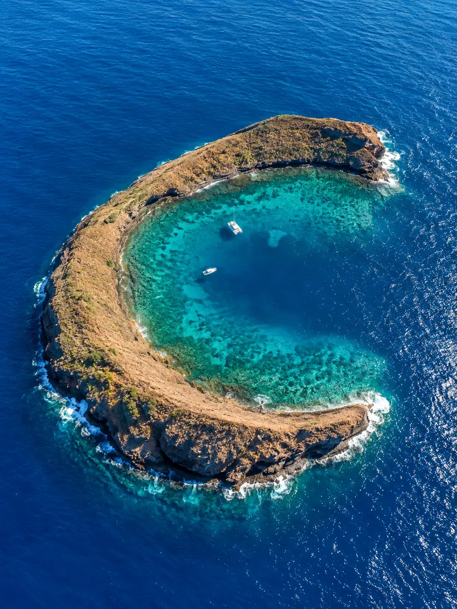 Vue aérienne du cratère de Molokini en forme de croissant, avec sa baie intérieure turquoise